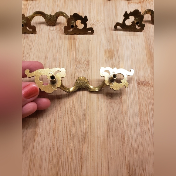 Set of 5 Vintage French Provincial Style Drawer Pulls Brass Tone - Picture 6 of 11